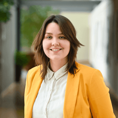 Simona Stražinskaitė, anglų ir kita užsienio (prancūzų) alumnė.png